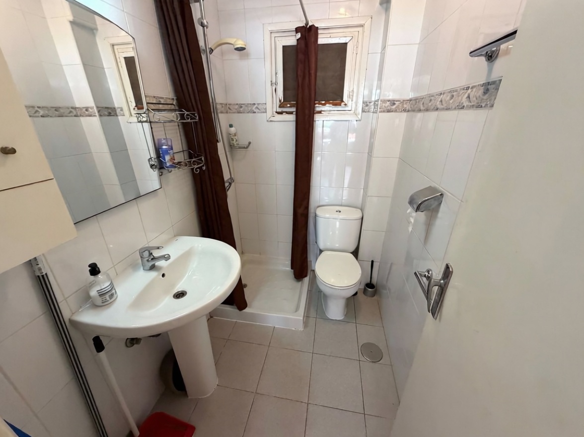 Estudio en primera línea de playa en Benidorm — Bathroom