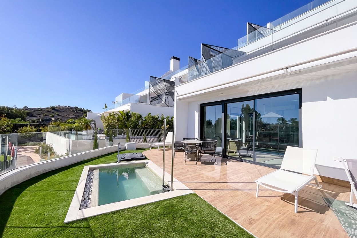 Flat in Villajoyosa on the First Line of the Beach — Pool