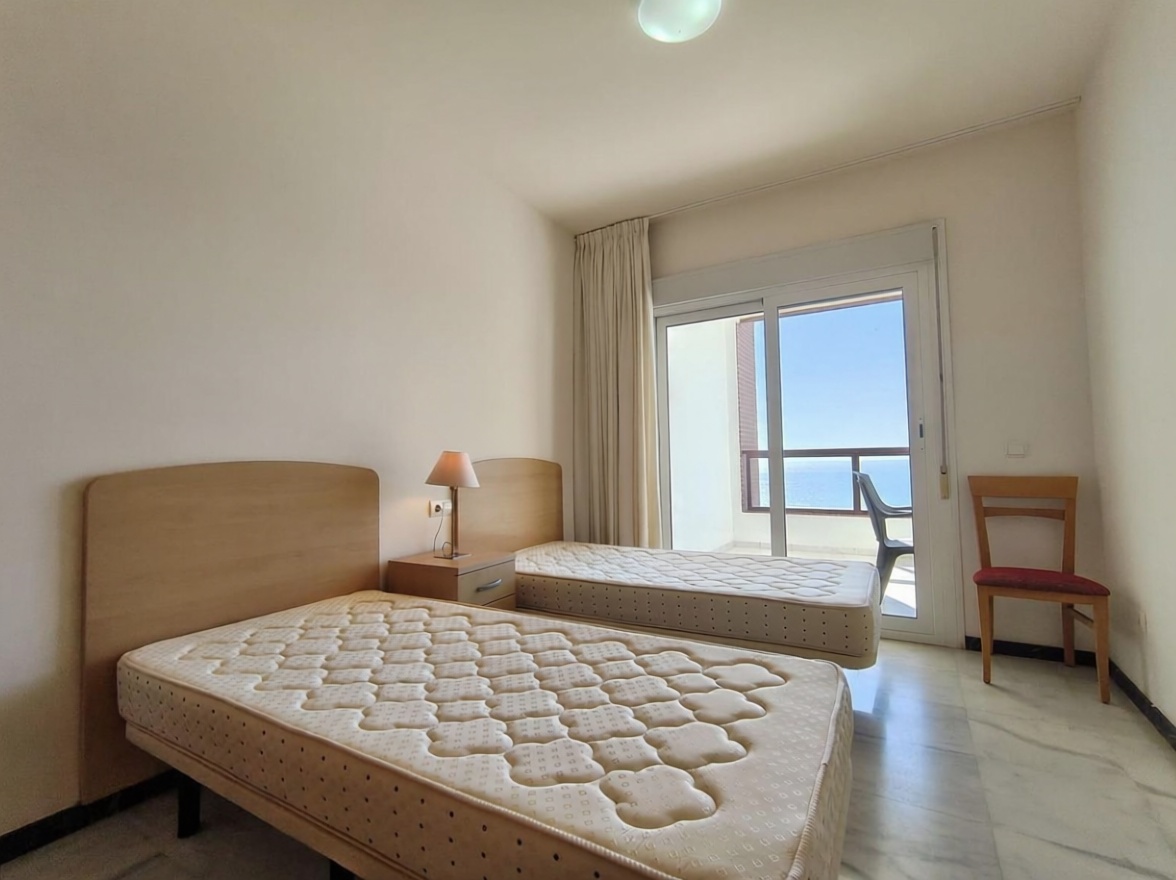 Piso en primera línea de playa en Villajoyosa — Bedroom