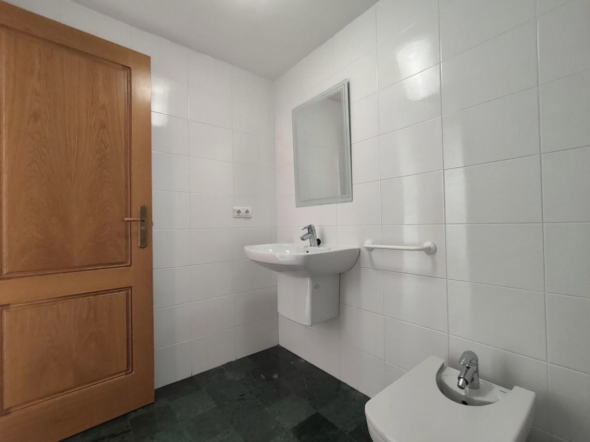 Piso en primera línea de playa en Villajoyosa — Bathroom