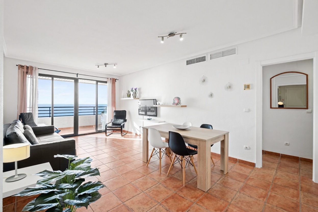 Piso en primera línea de playa en Villajoyosa — Living room
