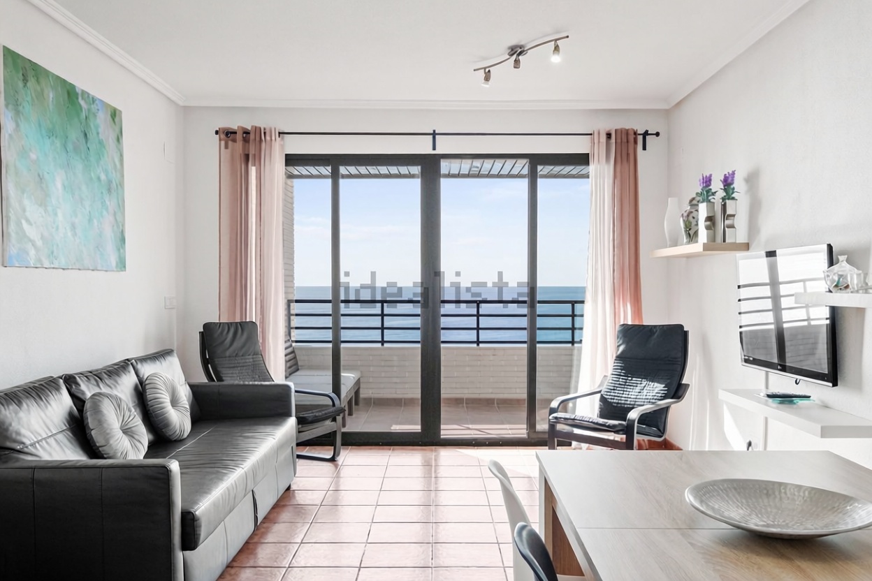 Piso en primera línea de playa en Villajoyosa — Living room