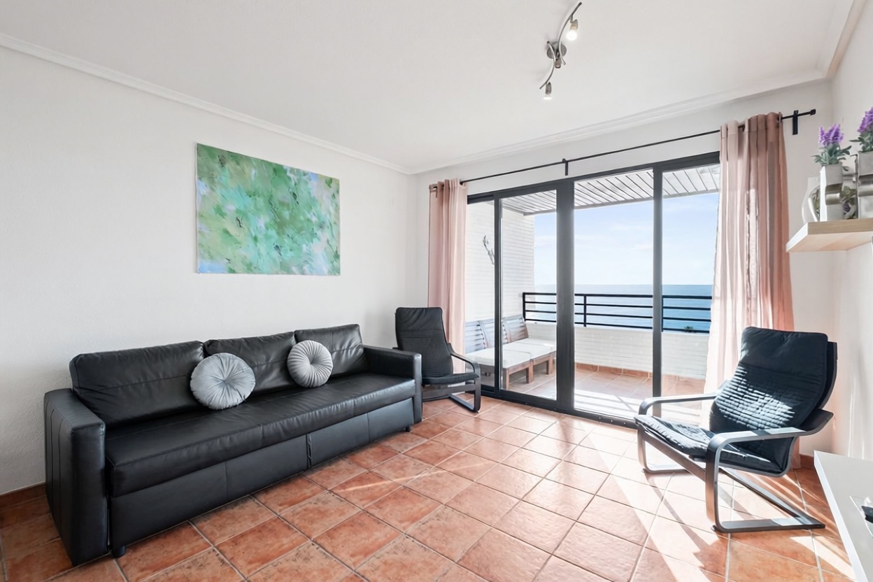 Piso en primera línea de playa en Villajoyosa — Living room