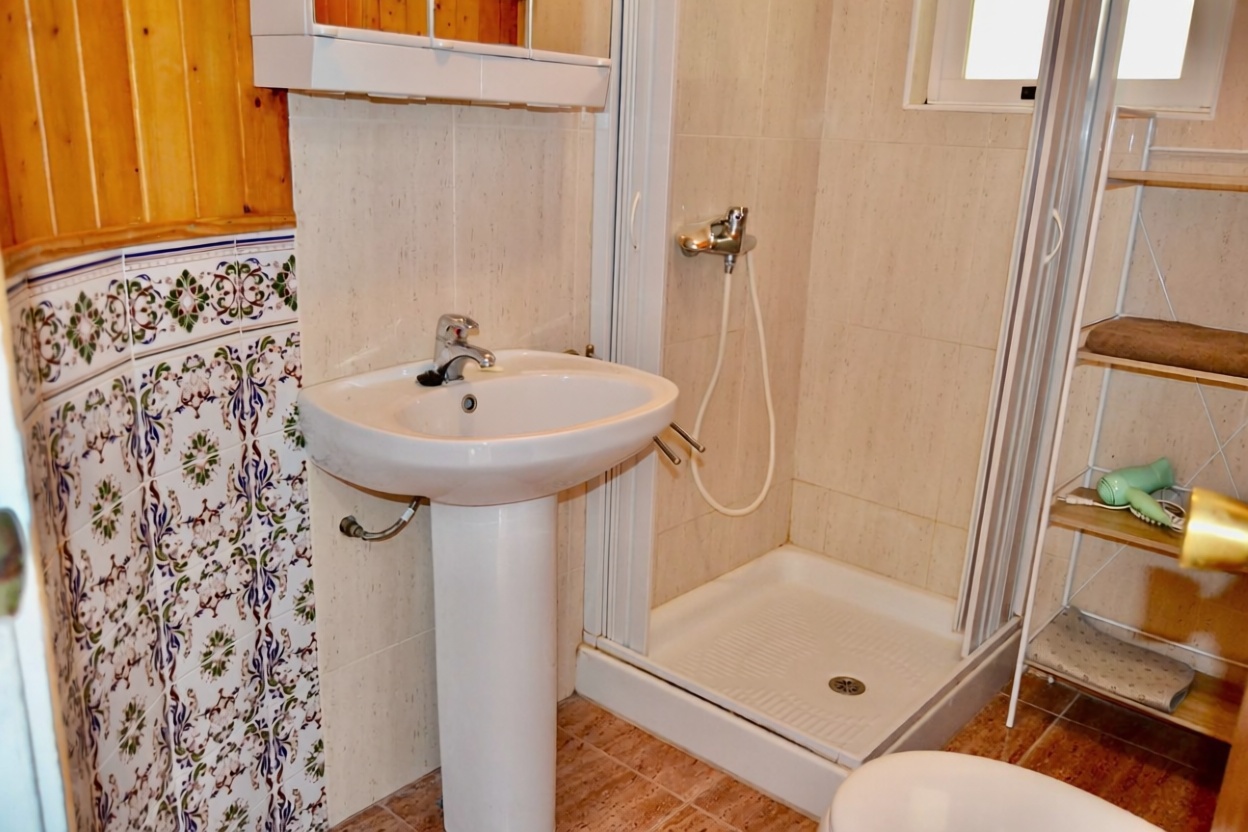 Flat in Villajoyosa on the Seafront — Bathroom