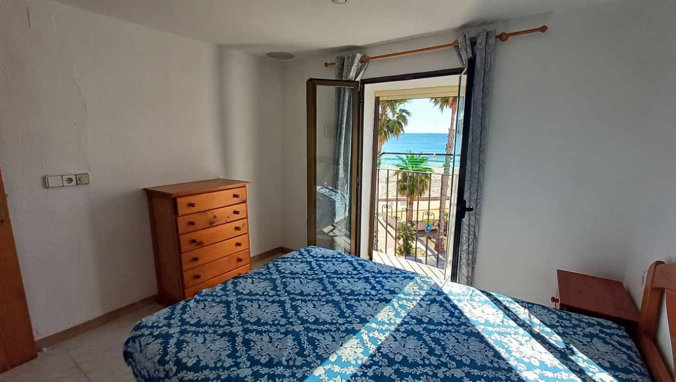 Dúplex en primera línea de playa en Villajoyosa — Bedroom