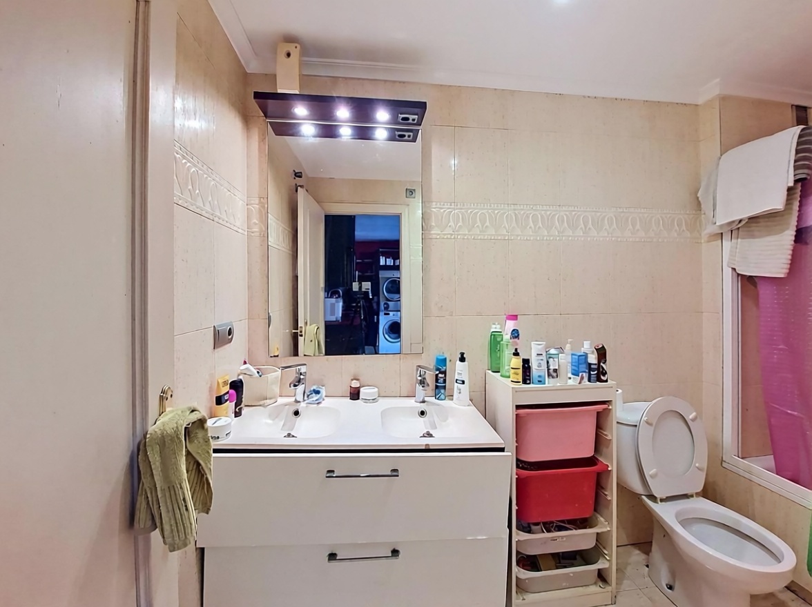 Flat on the Seafront in Villajoyosa — Bathroom
