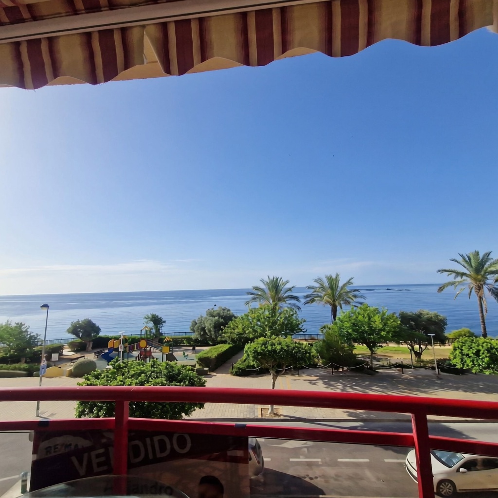 Piso en primera línea de playa en Villajoyosa — Sea terrace