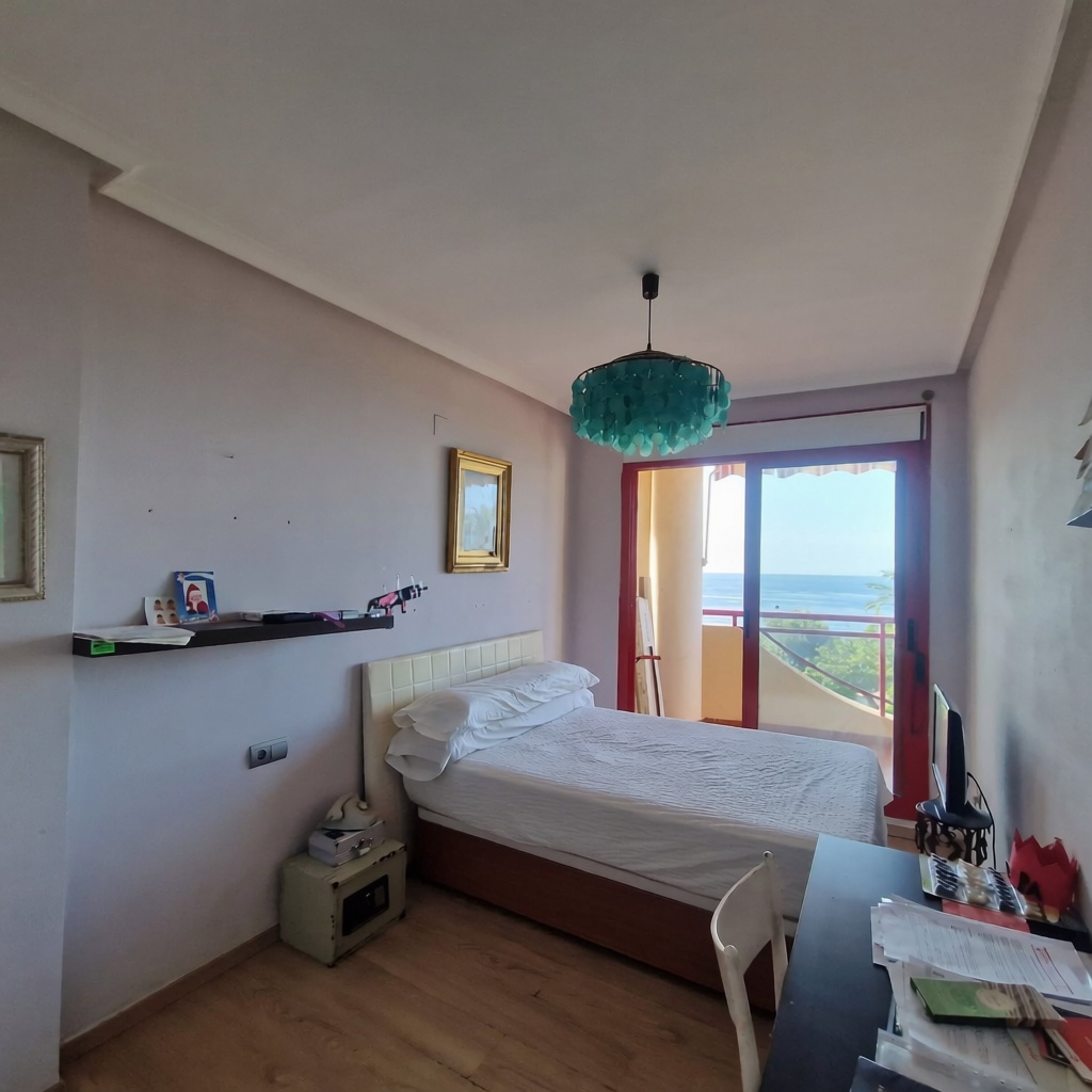 Piso en primera línea de playa en Villajoyosa — Bedroom