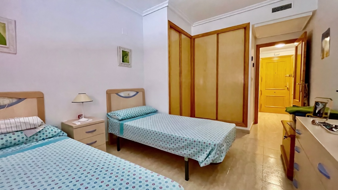 Piso en primera línea de playa en Villajoyosa — Bedroom