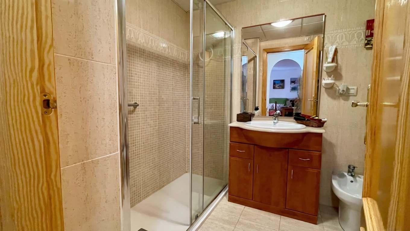 Piso en primera línea de playa en Villajoyosa — Bathroom