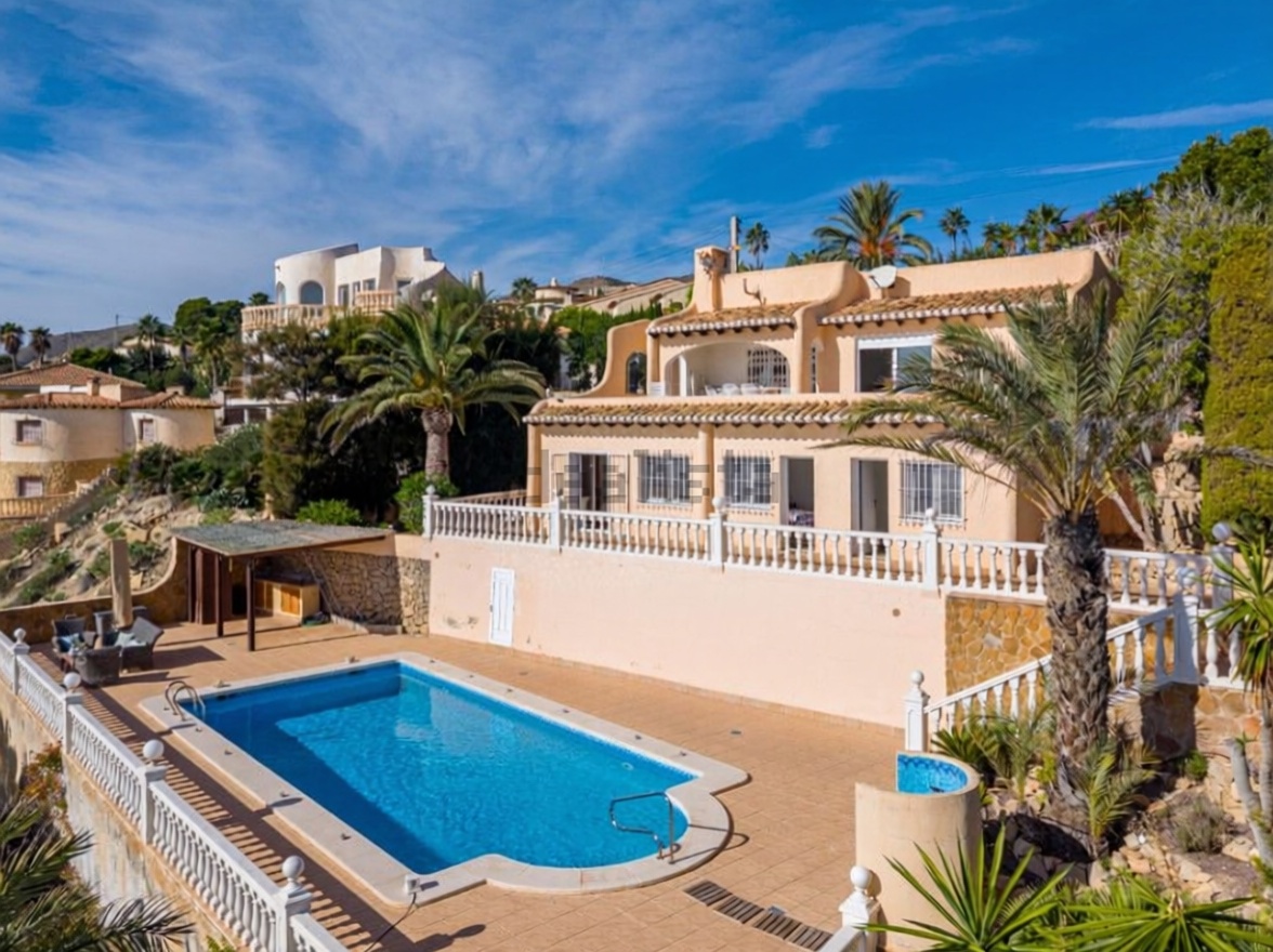 Chalet with direct beach access in El Campello — Pool
