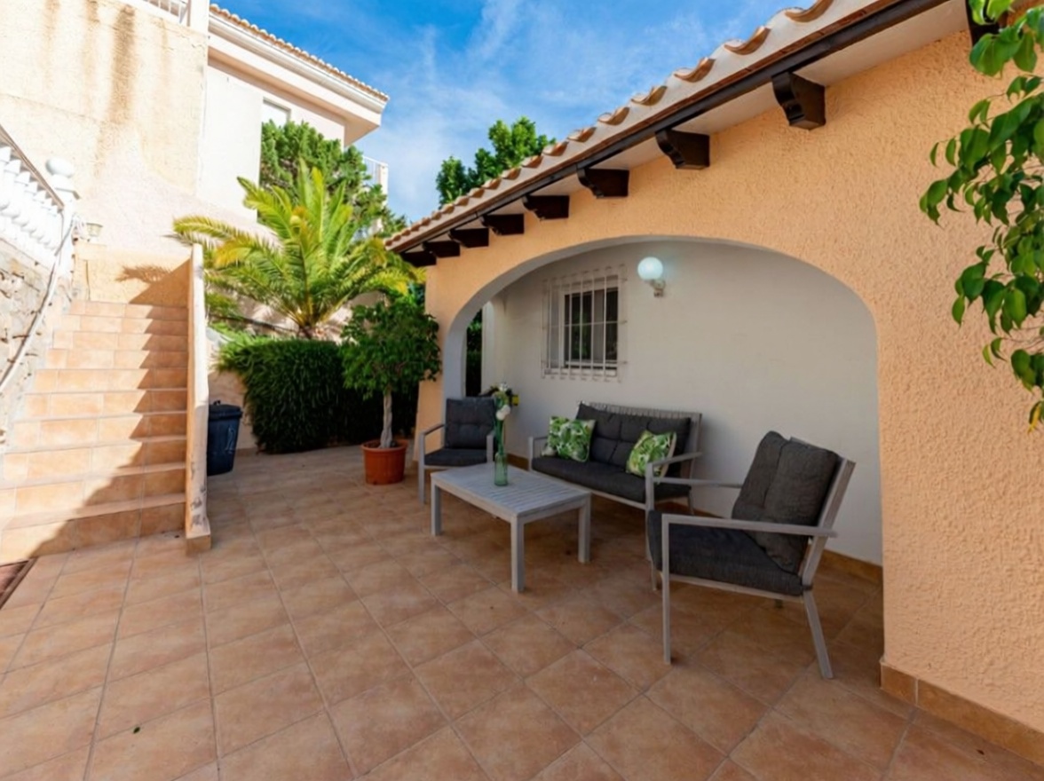 Chalet with direct beach access in El Campello — Terrace