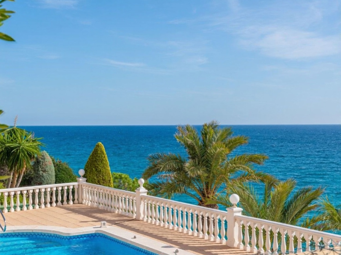 Chalet with direct beach access in El Campello — Sea view
