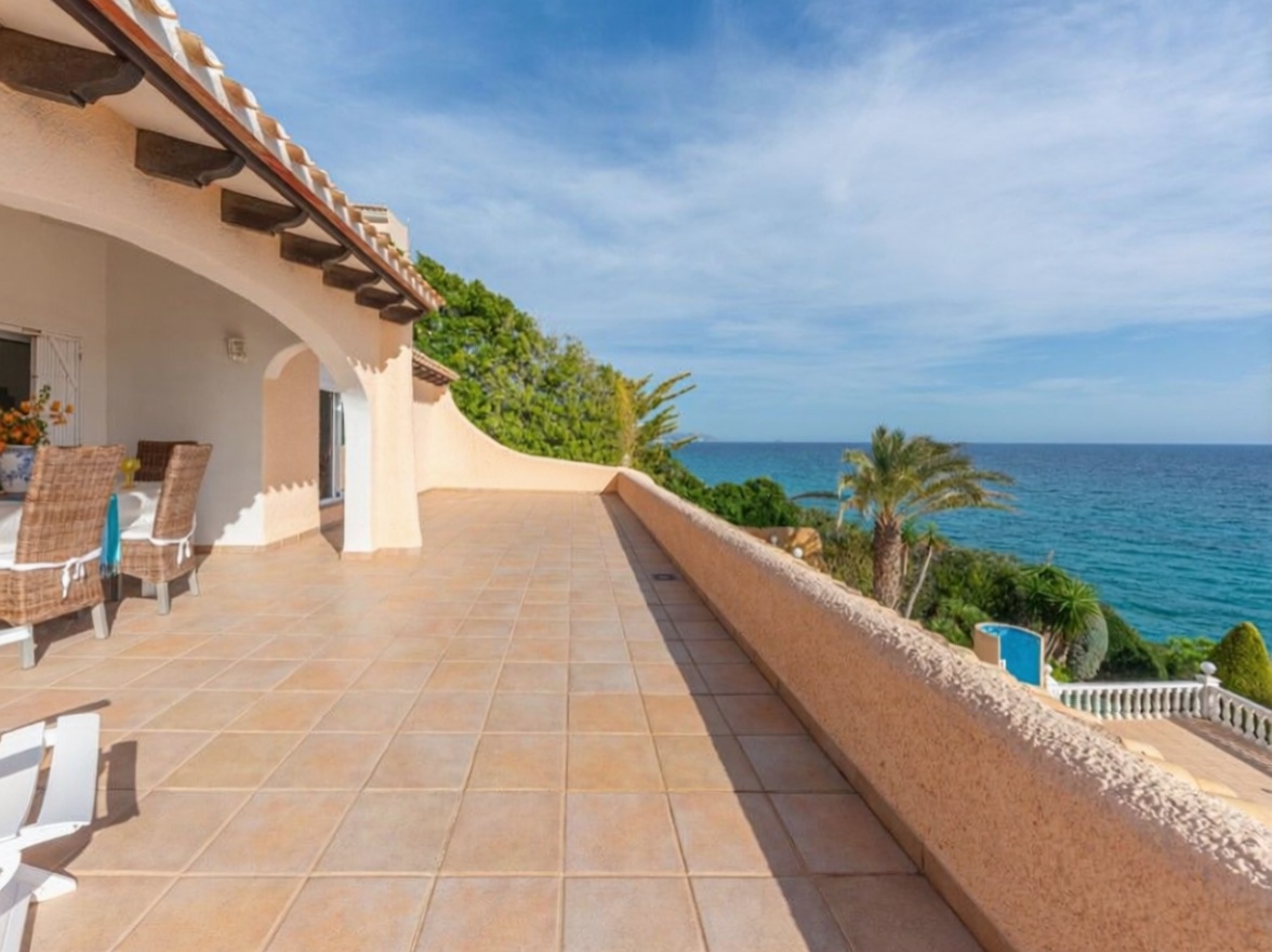 Chalet with direct beach access in El Campello — Sea terrace