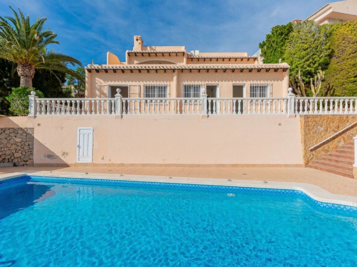 Chalet with direct beach access in El Campello — Pool