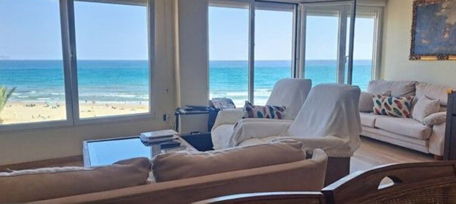 Ático en primera línea de mar en El Campello — Salón