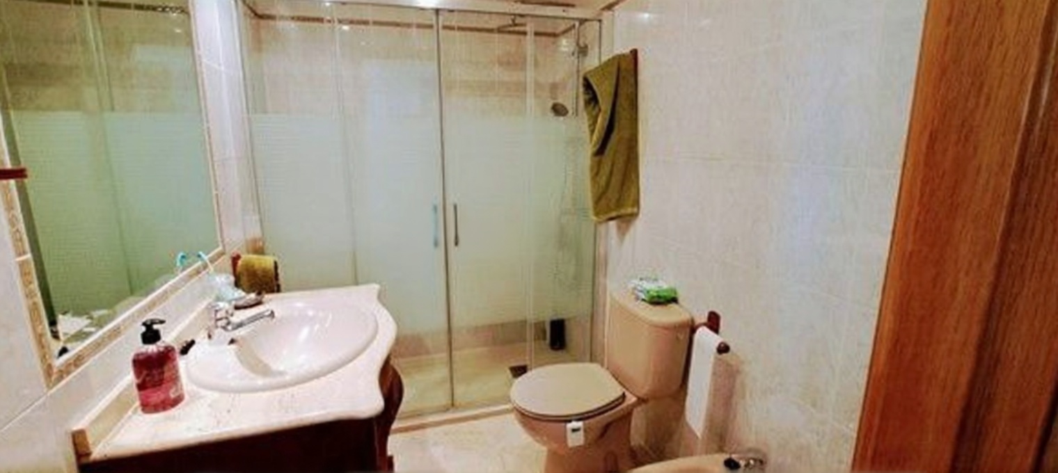 Ático en primera línea de mar en El Campello — Baño