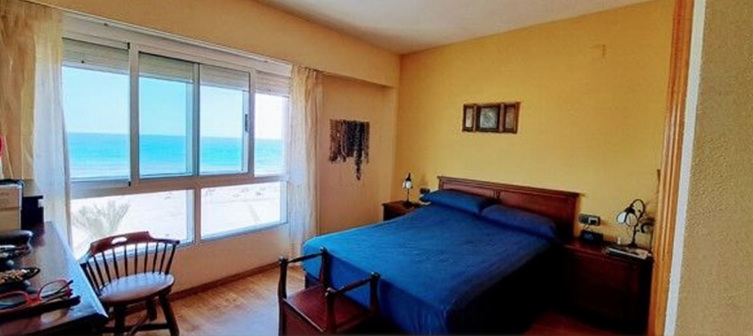 Ático en primera línea de mar en El Campello — Dormitorio