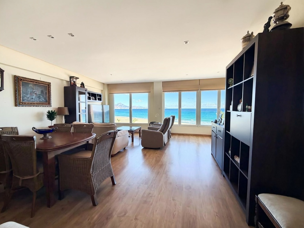 Ático em primeira linha de mar em El Campello — Sala