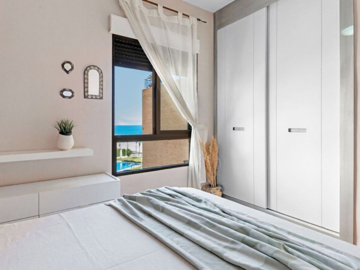 Ático en primera línea de mar en El Campello — Dormitorio