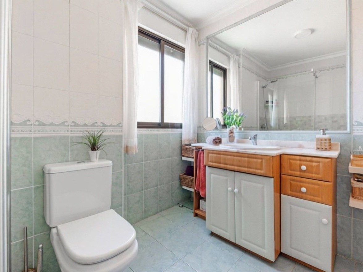 Ático en primera línea de mar en El Campello — Baño