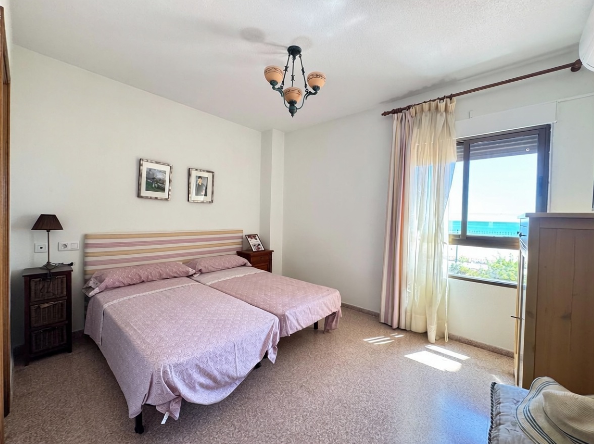 Piso en primera línea de playa en El Campello — Dormitorio