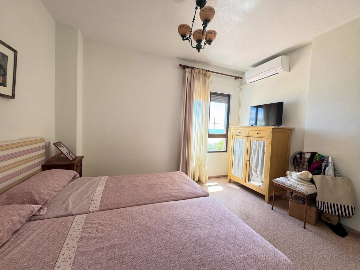 Piso en primera línea de playa en El Campello — Dormitorio