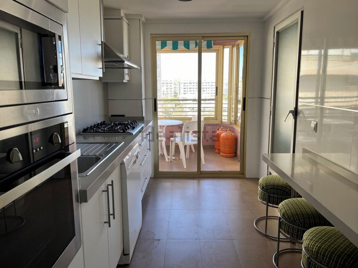 Piso en primera línea de playa en El Campello — Cocina