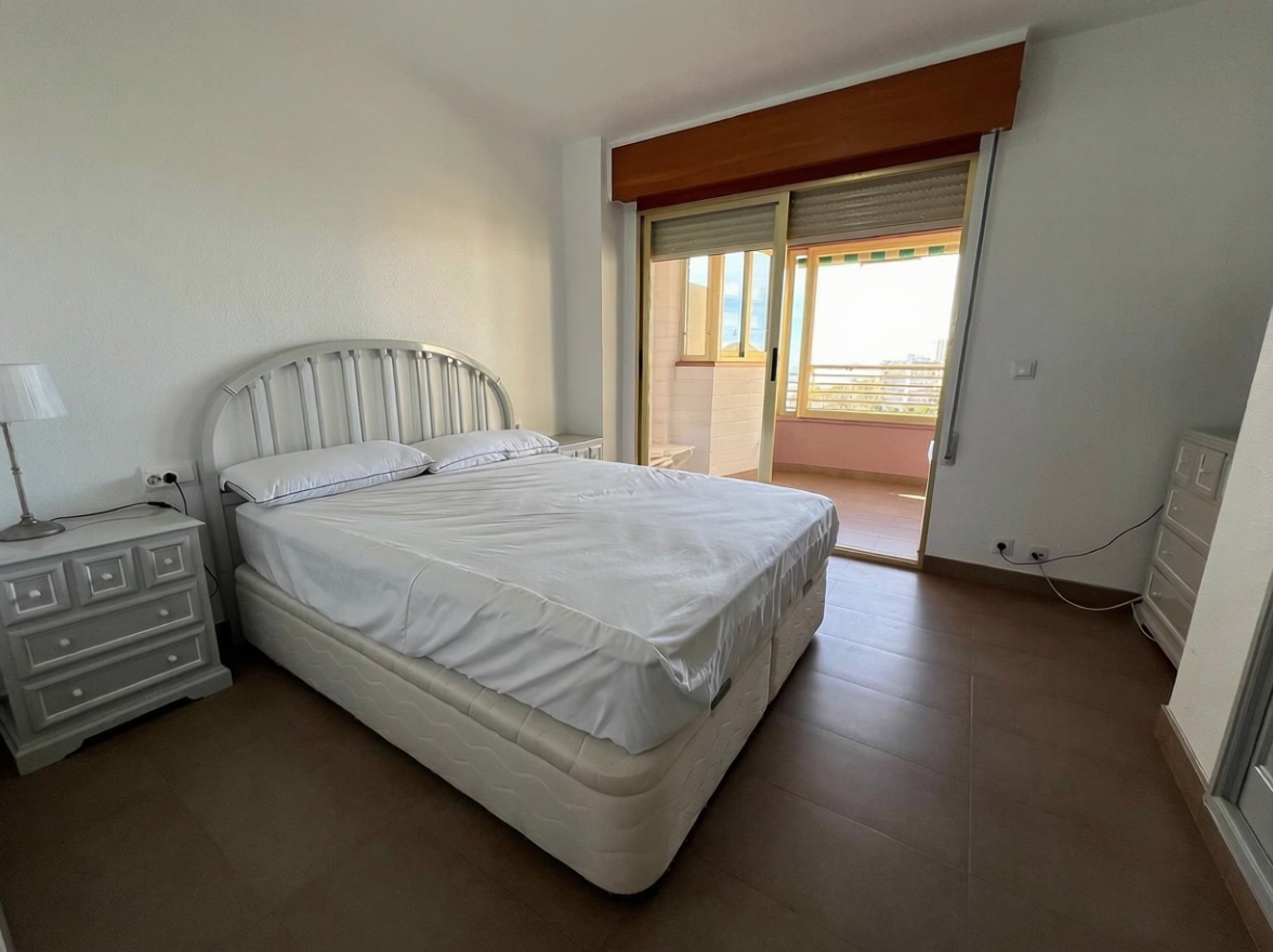 Piso en primera línea de playa en El Campello — Dormitorio