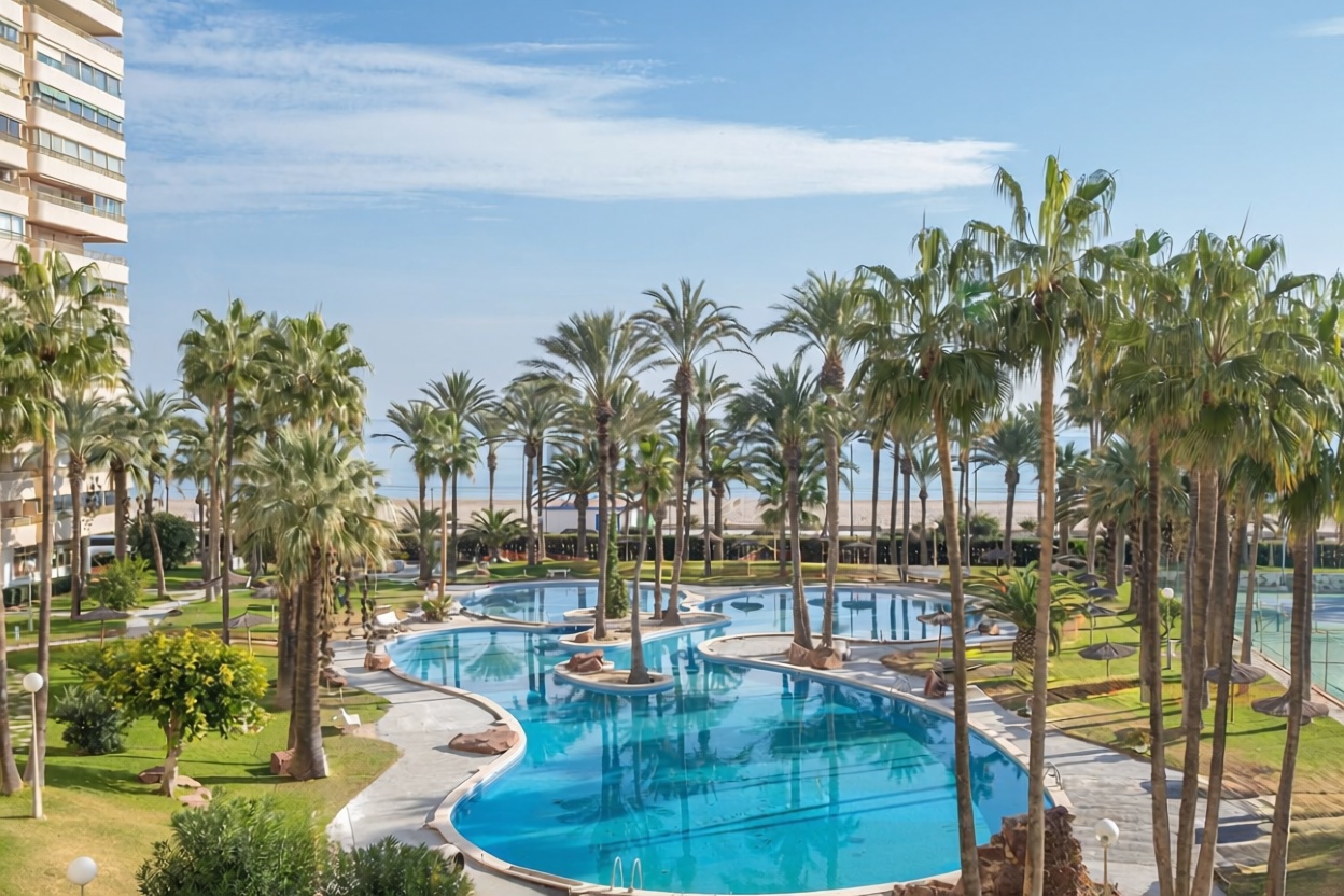 Piso en primera línea de playa en El Campello — Vista mar
