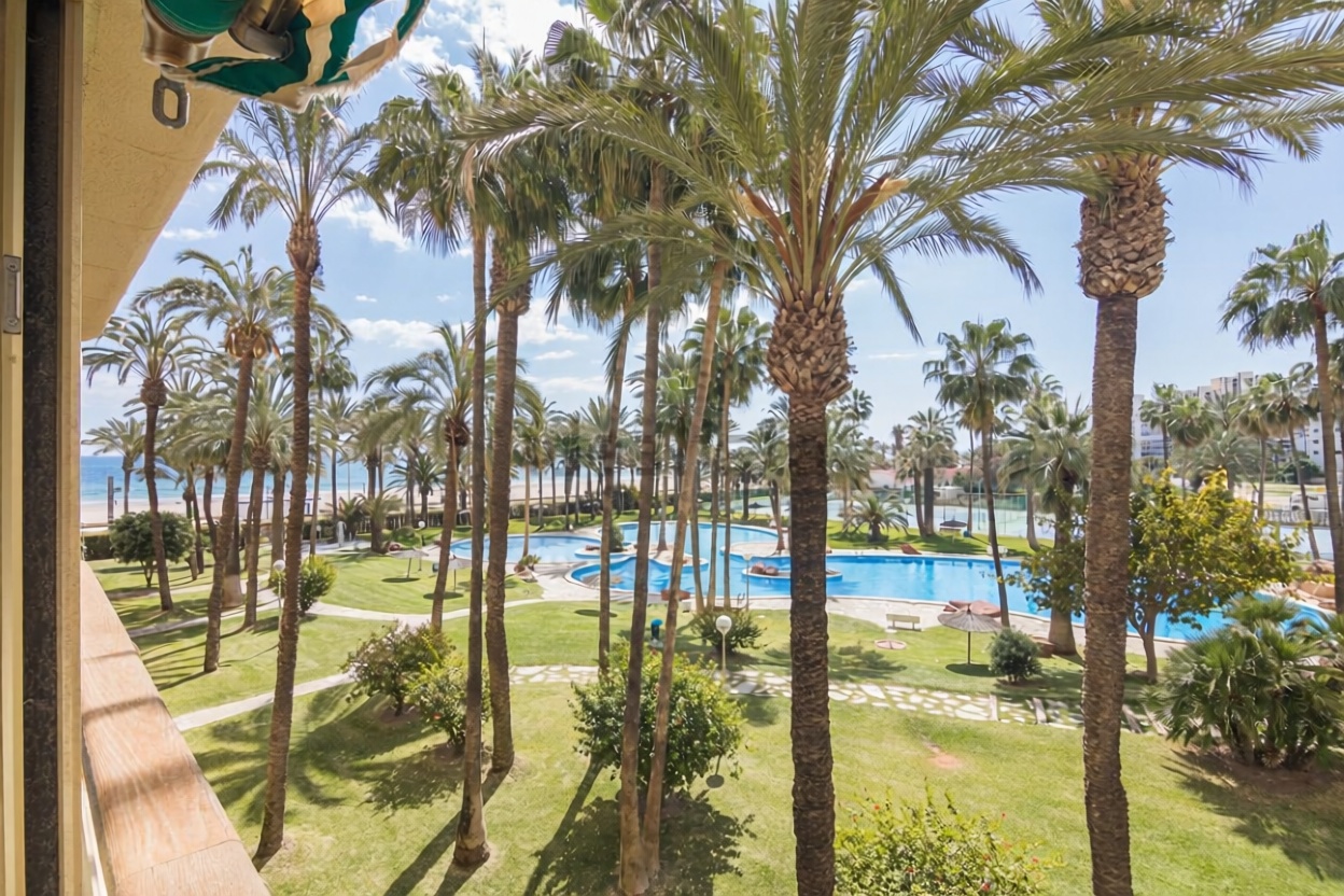Piso en primera línea de playa en El Campello — Vista mar