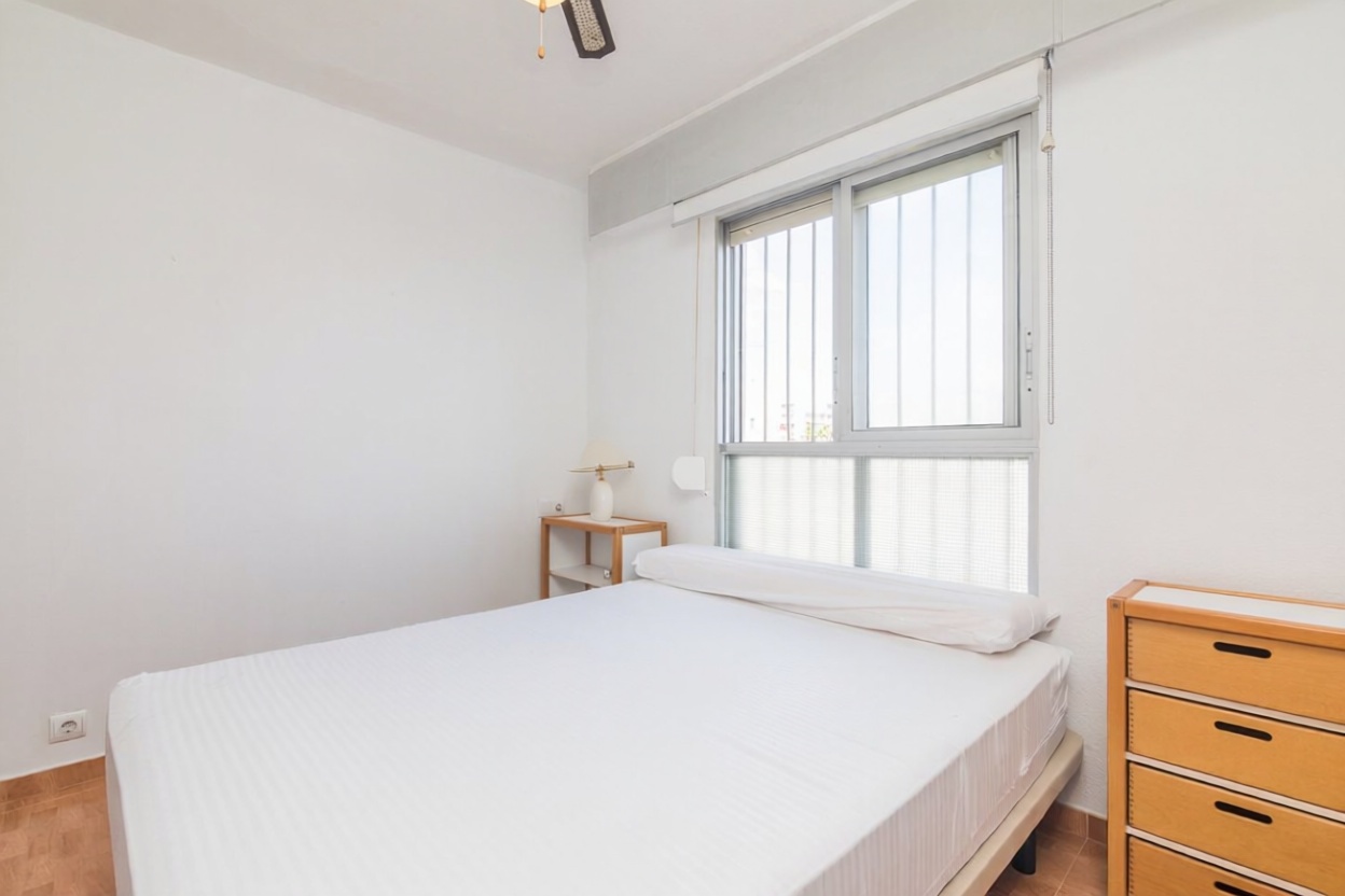 Piso en primera línea de playa en El Campello — Dormitorio