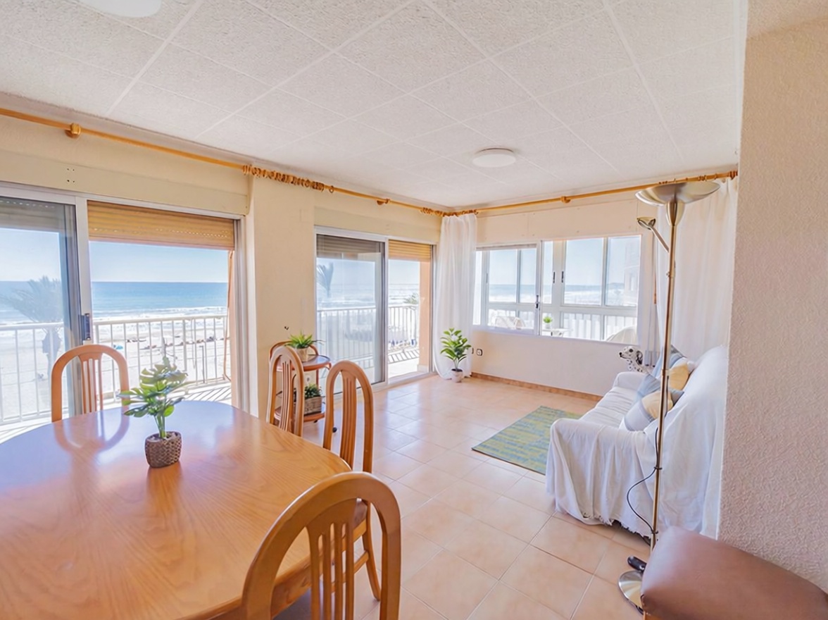 Piso en primera línea de playa en El Campello — Salón