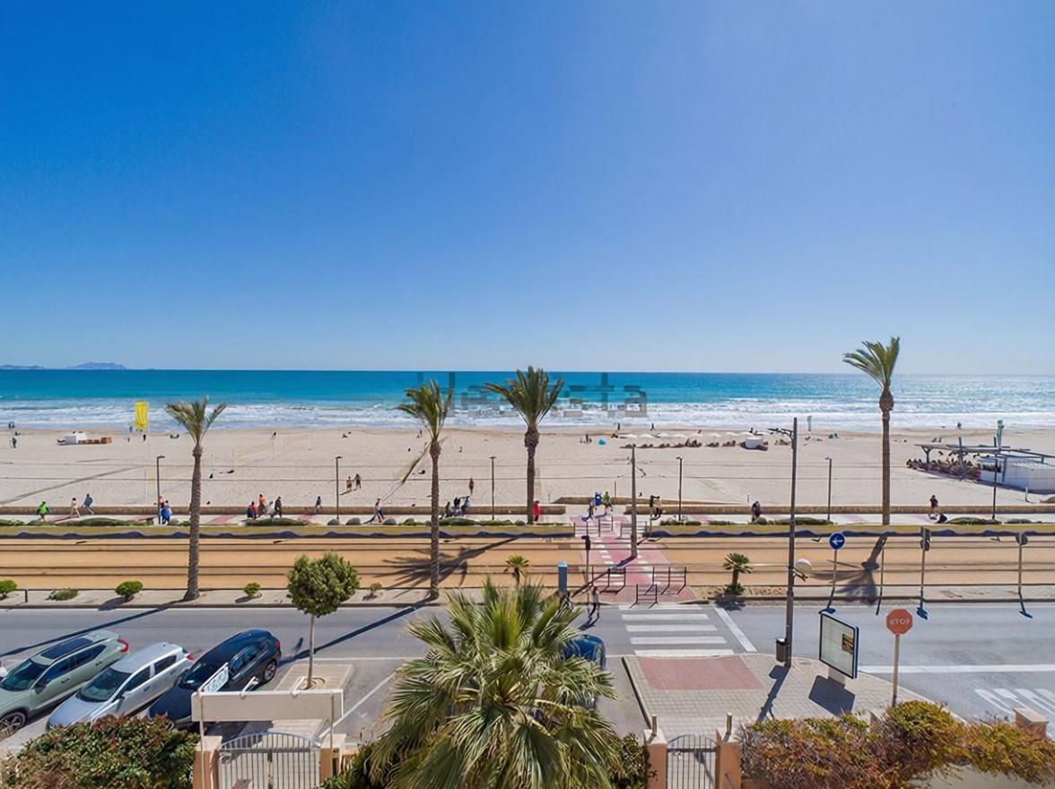 Piso en primera línea de playa en El Campello — Vista mar