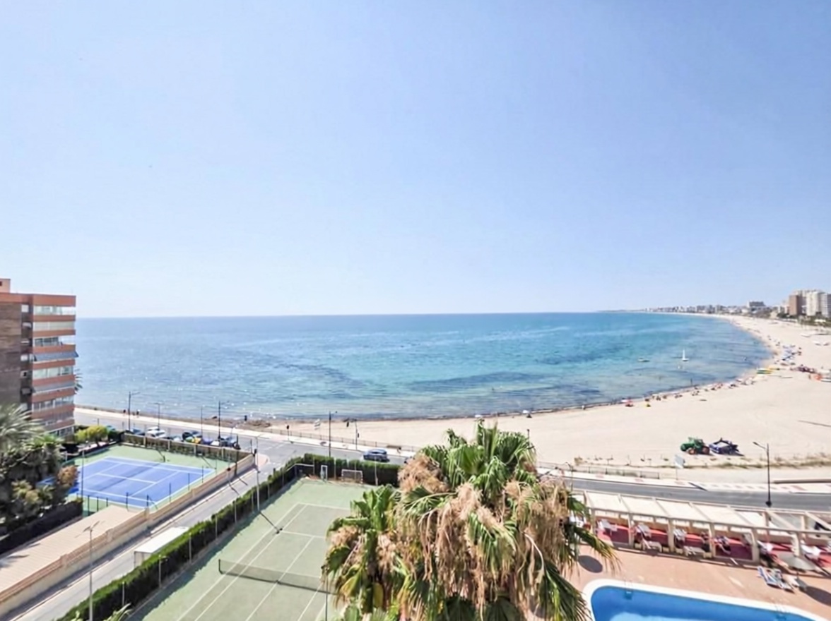 Piso en primera línea de playa en El Campello — Vista mar