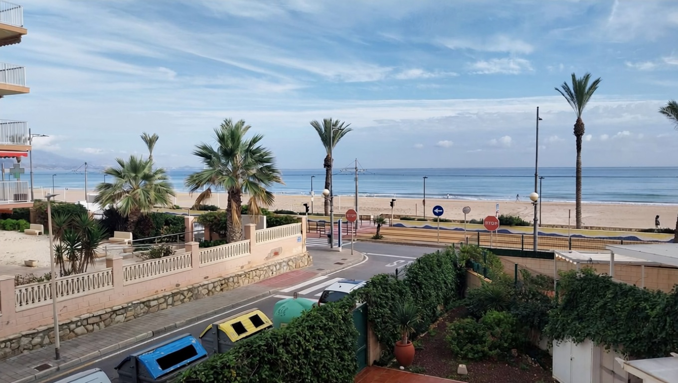 Piso en primera línea de playa en El Campello — Vista mar