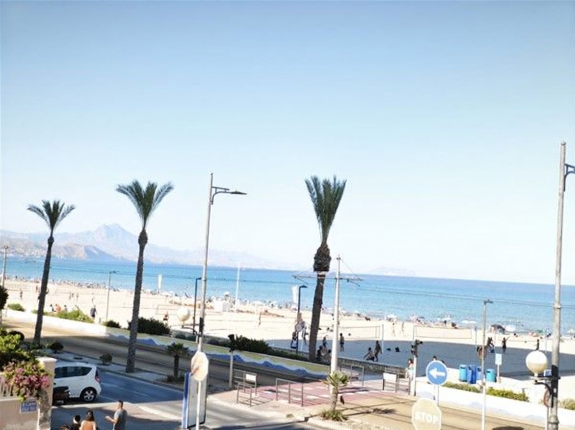 Piso en primera línea de playa en El Campello — Vista mar