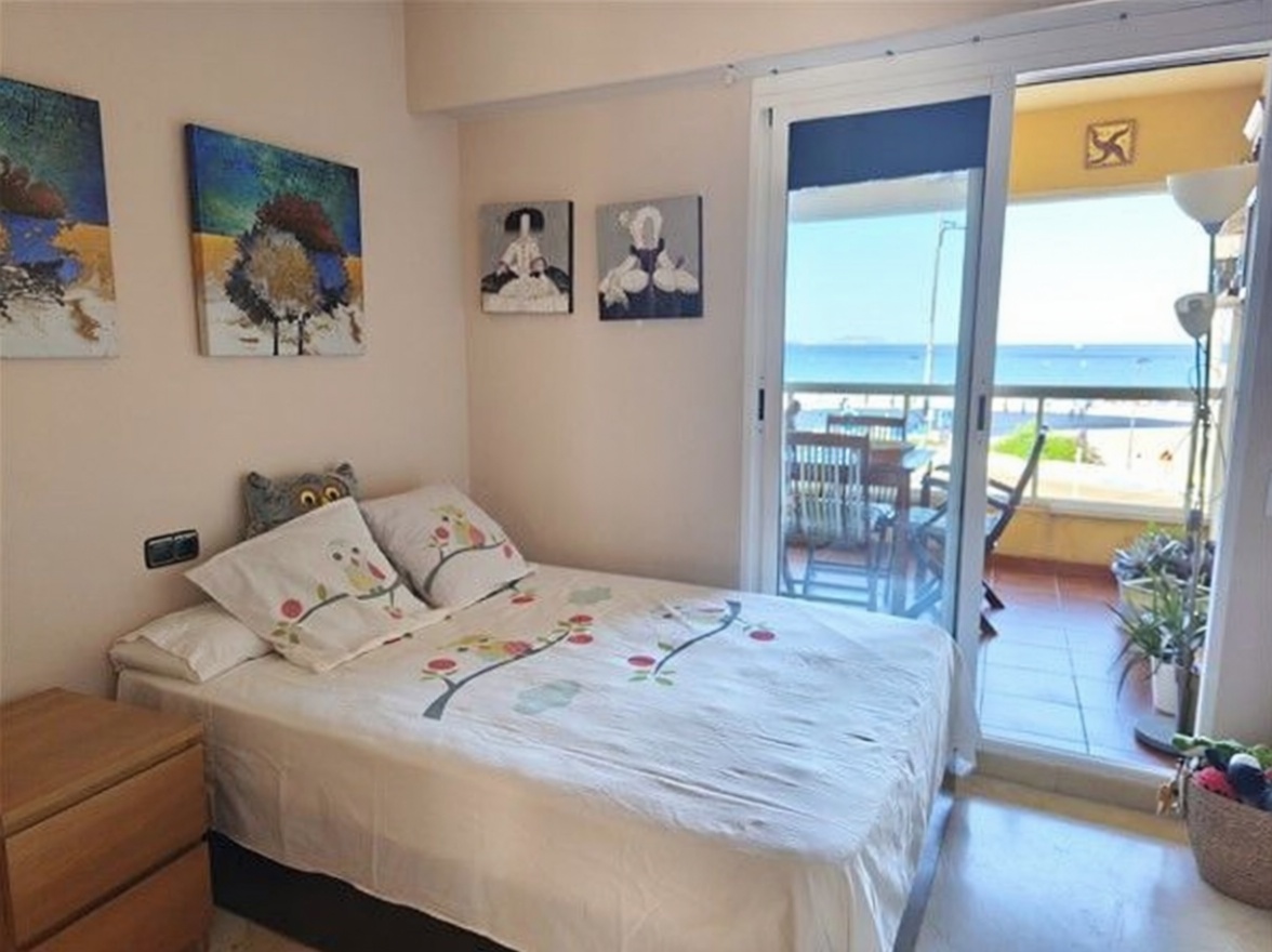 Piso en primera línea de playa en El Campello — Dormitorio