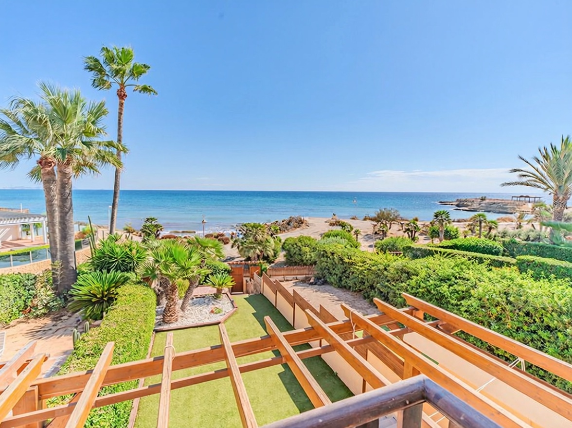Chalet with direct beach access in El Campello — Sea view