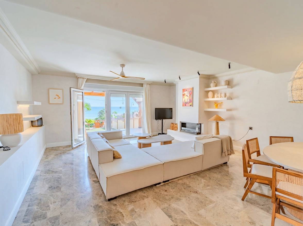 Chalet with direct beach access in El Campello — Living room