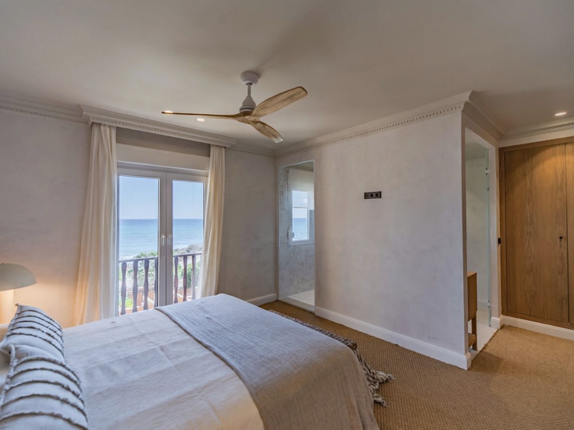 Chalet with direct beach access in El Campello — Bedroom