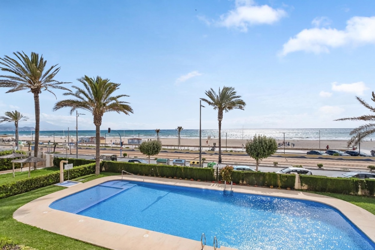 Beachfront flat in El Campello — Sea view