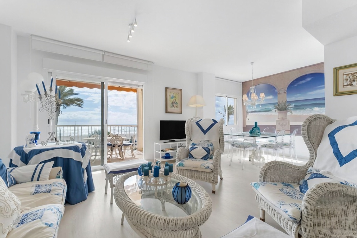 Beachfront flat in El Campello — Living room