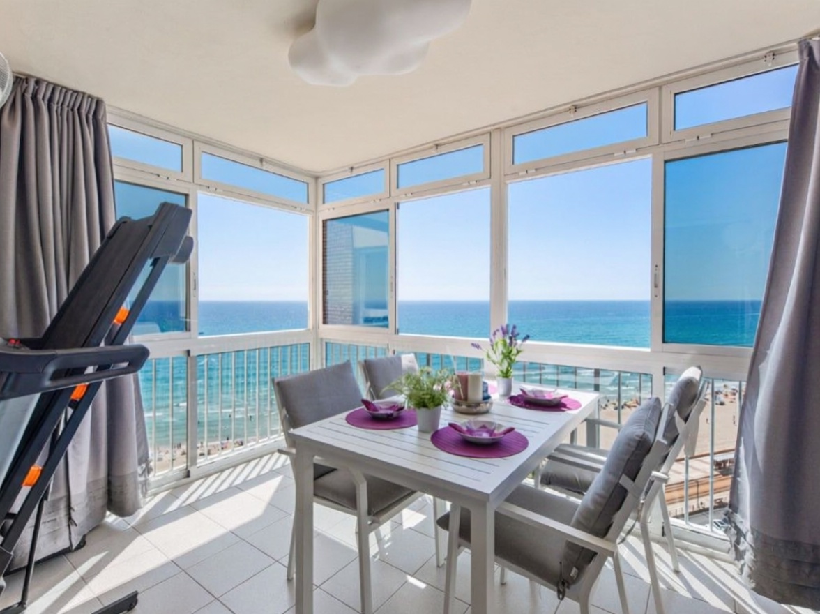 Beachfront flat in El Campello — Sea terrace