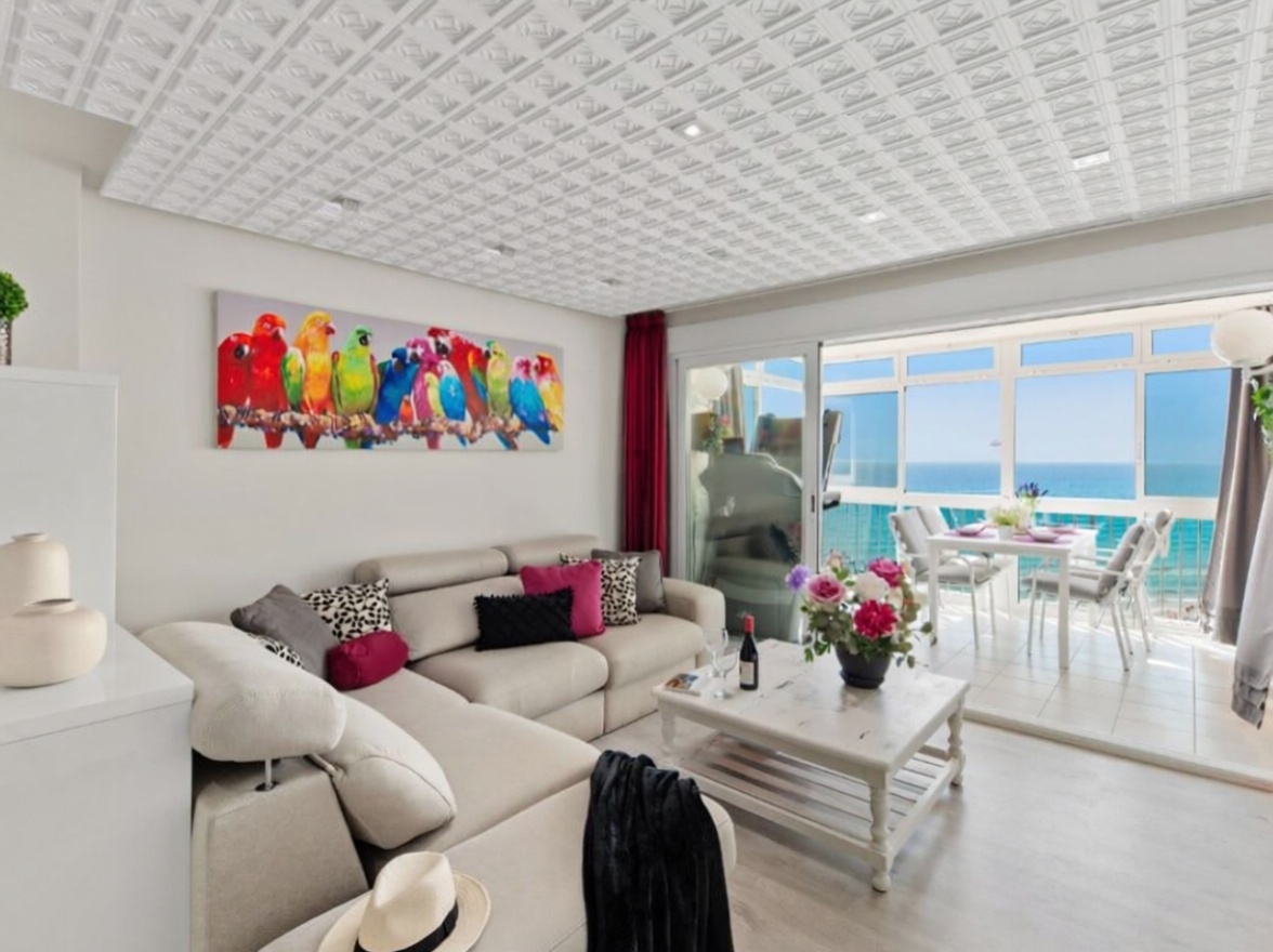 Beachfront flat in El Campello — Living room