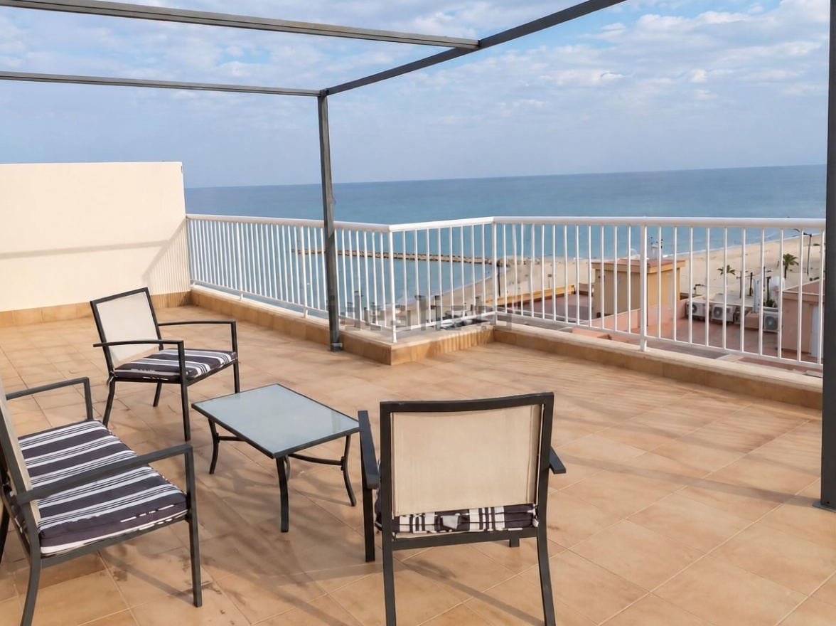 Piso en primera línea de playa en El Campello — Terraza mar