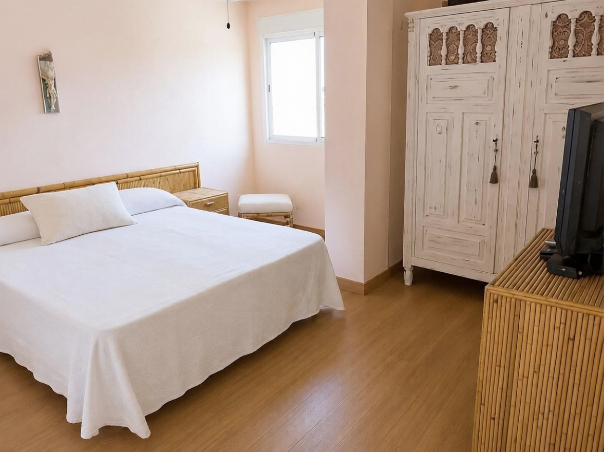 Piso en primera línea de playa en El Campello — Dormitorio