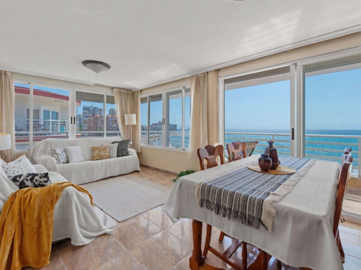 Ático en primera línea de mar en El Campello — Salón