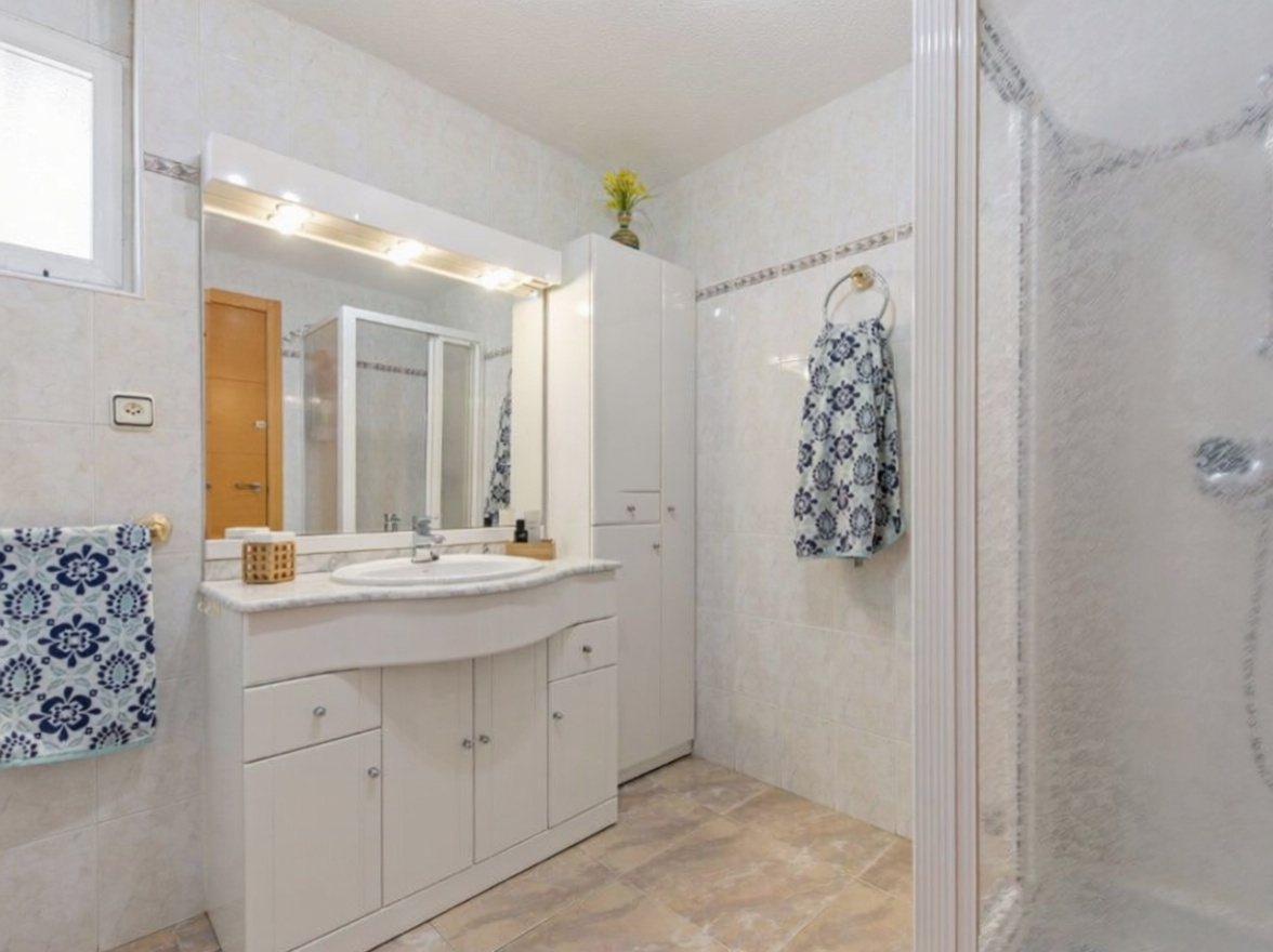 Ático en primera línea de mar en El Campello — Baño