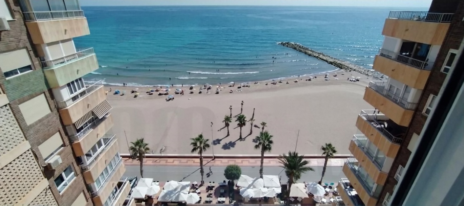 Piso en primera línea de playa en El Campello — Vista mar